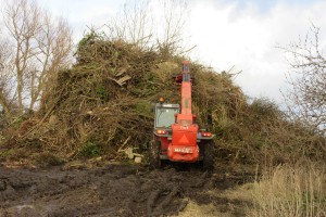 Äste und Zweige für das Osterfeuer werden aufgeschichtet
