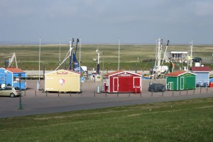 Farbenfrohe Buden am Hafen sorgen für leibliches Wohl
