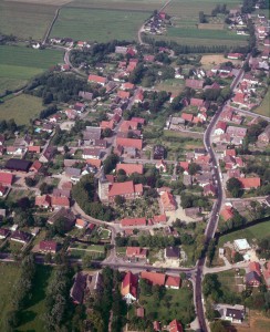 Luftbild mit Kirche